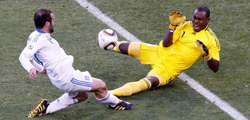 El jugador Salpinguidis marca el primer gol para su Grecia y se convierte en el primer futbolista griego en anotar en un Mundial.