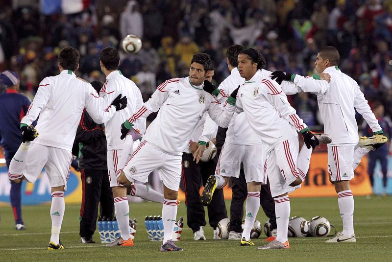 El conjunto mexicano durante el calentamiento previo al partido entre su selección y el combinado de Francia.