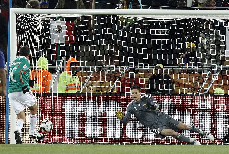 El jugador mexicano Cuauhtemoc Blanco bate de penalti al portero francés Hugo Lloris.