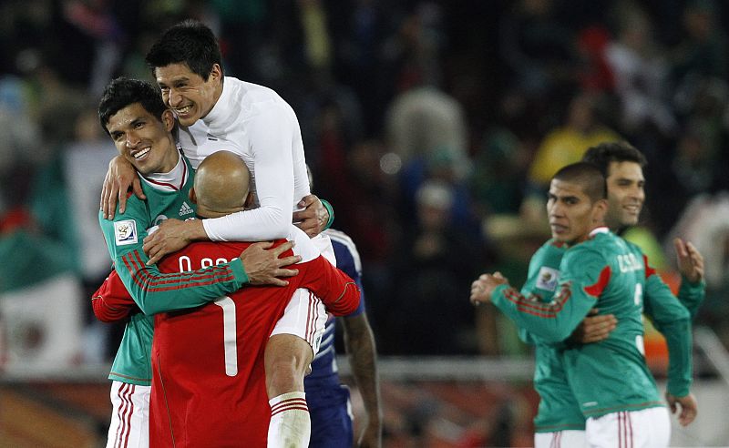 El jugador de México Ricardo Osoria, el portero Oscar Perez y Francisco Rodriguez celebran su victoria ante Francia.