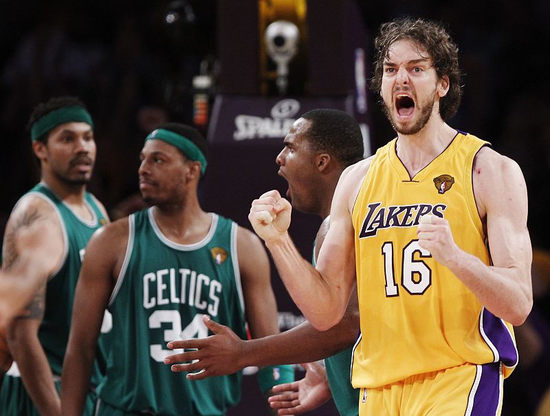 Pau Gasol celebra con rabia una canasta.