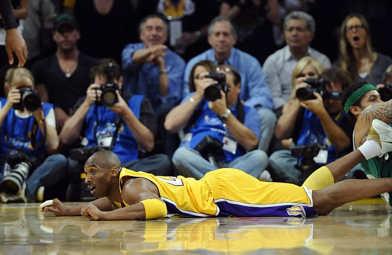 Kobe Bryant veía que se le escapaba su quinto anillo.