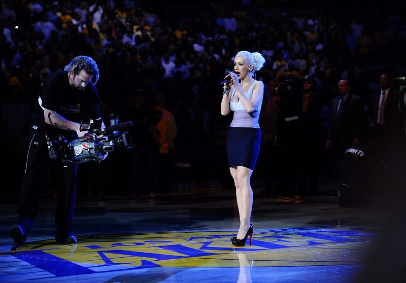 La cantante estadounidense Christina Aguilera canta el himno nacional de su país antes del comienzo del partido final de la NBA.