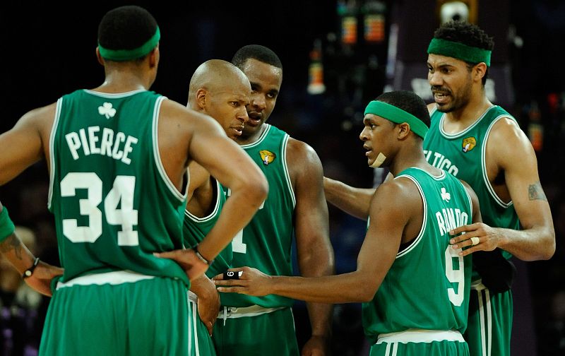 Los jugadores de los Celtics de Boston Paul Pierce (i), Ray Allen (2i), Glen Davis (c), Rajon Rondo (2d) y Rasheed Wallace (d) se reúnen durante el partido.