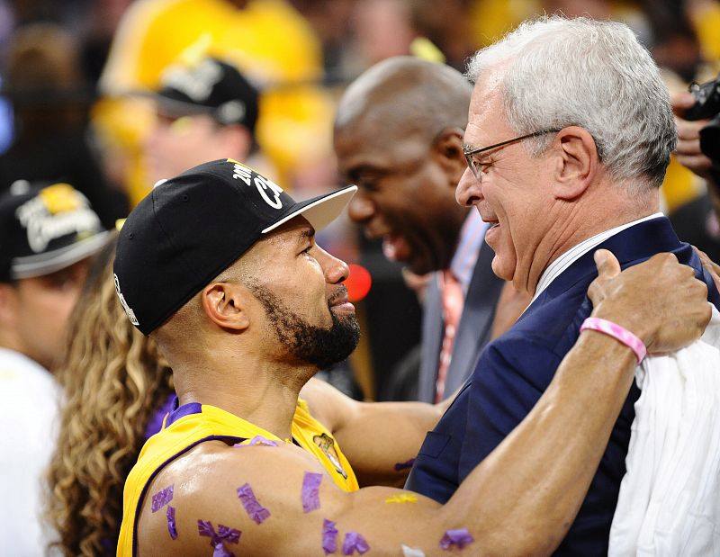 El jugador de los Lakers de Los Ángeles Derek Fisher (i) abraza a su entrenador Phil Jackson.