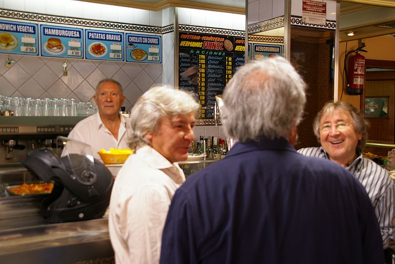 Ángel Nieto y su hermano Manolo en el antiguo bar Redondo