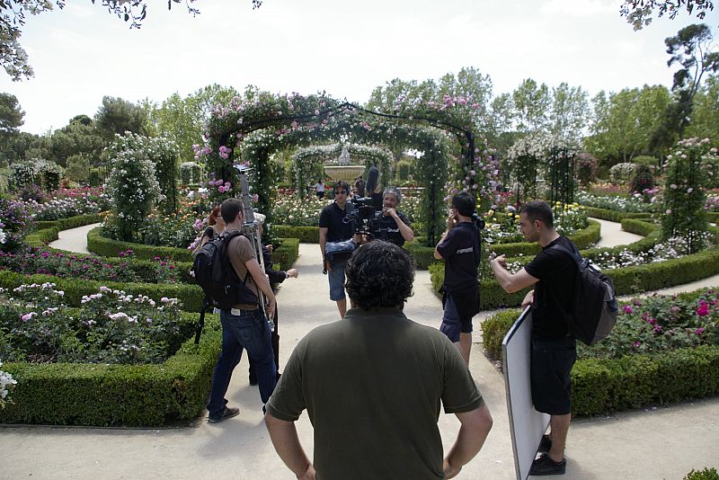 El equipo de 'Volver con...' rodando en el jardín de La Rosaleda