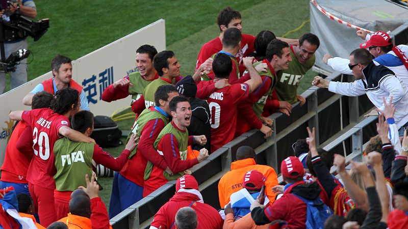Los jugadores serbios celebran el gol de su compañero Milan Jovanovich