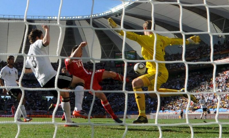 Jovanovic remata a placer en el gol de Serbia.