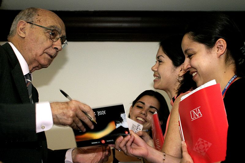 Portuguese author Saramago signs autographs after of a news conference in San Jose.