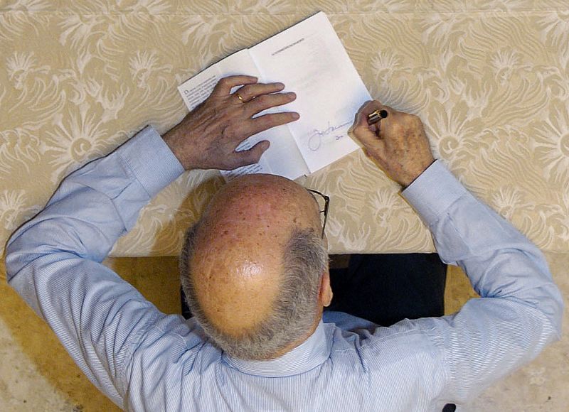 Portuguese author Jose Saramago autographs copies of his latest novel in Belo Horizonte