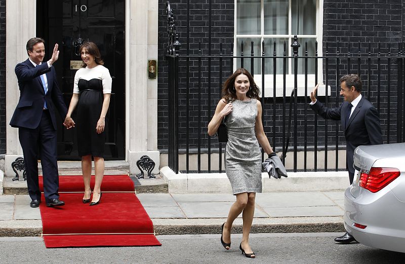 Cameron despide al matrimonio Sarkozy a la puerta del número 10 de Downing St.