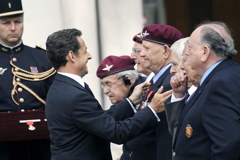 Sarkozy impone medalles de la Legión de Honor a veteranos de la Segunda Guerra Mundial, en el Hospital Royal Chelsea de Londres.