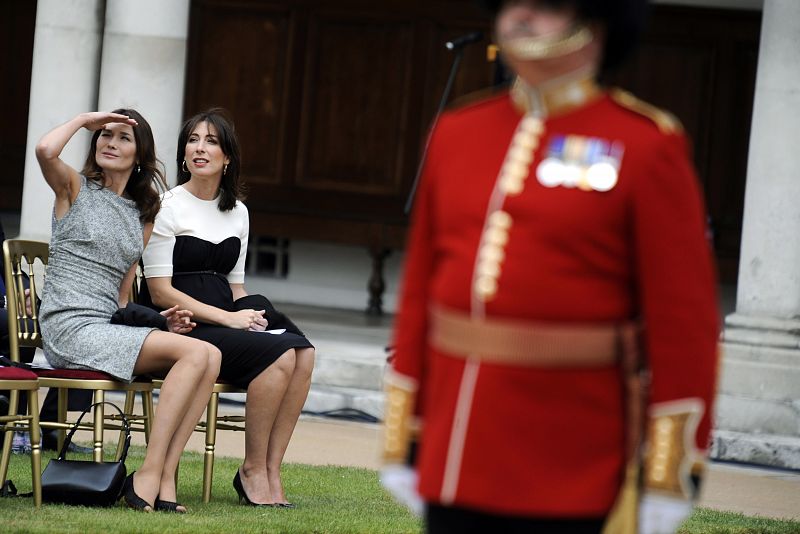 Bruni junto a Samantha Cameron, en un instante de los actos oficiales.