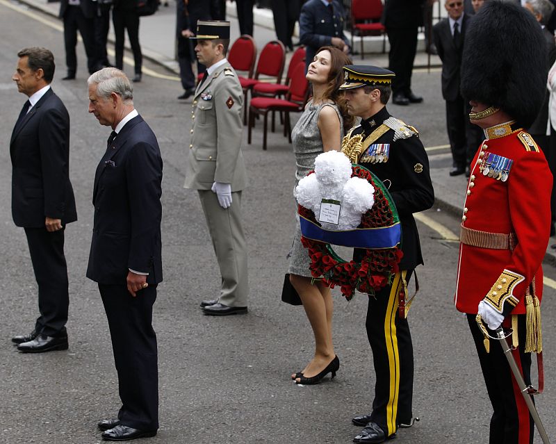 El principe Carlos también ha estado presente en el acto, donde se ha depositado una corona de flores en memoria de los caidos.