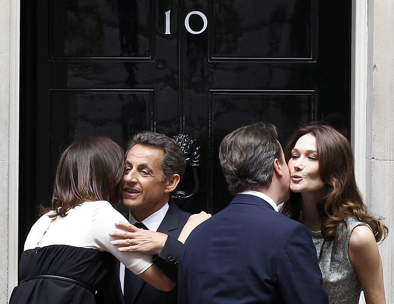 Intercambio de besos entre los matrimonios Cameron y Sarkozy.