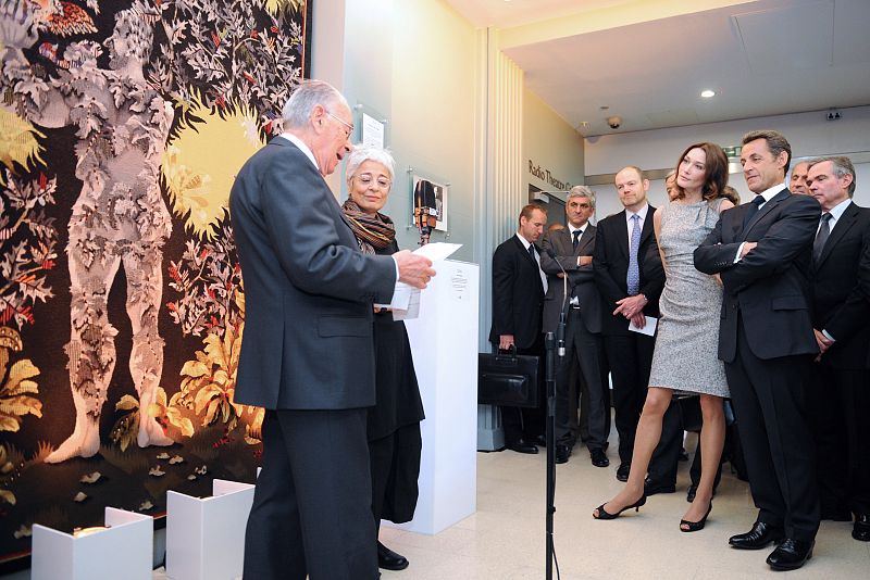 Sarkozy y Carla Bruni visitan los estudios de la BBC, en el 70 aniversario del mensaje radiofónico de De Gaulle a sus compatriotas en la Francia ocupada, el cual se considera que dio comienzo a la resistencia francesa.