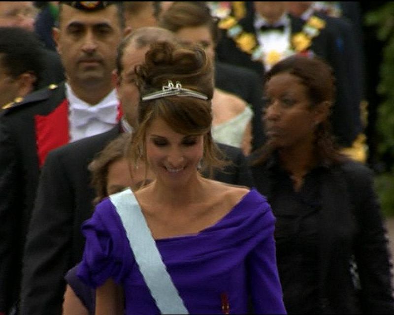 La Reina Rania de Jordania ha vuelto a demostrar una vez más su elegancia y gran belleza con un espectacular vestido morado.