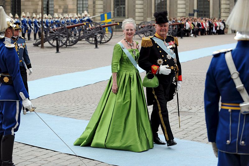 La Reina Margarita II de Dinamarca, junto a su esposo el príncipe consorte Enrique, ha sido de las más atrevidas al elegir para la ocasión un vestido verde chillón.