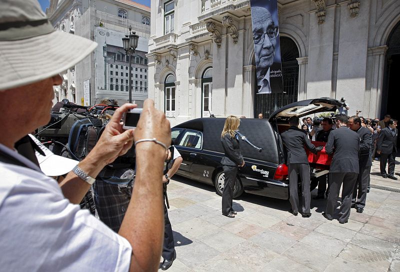 PORTUGAL RECIBE CON HONORES MILITARES LOS RESTOS DE SARAMAGO