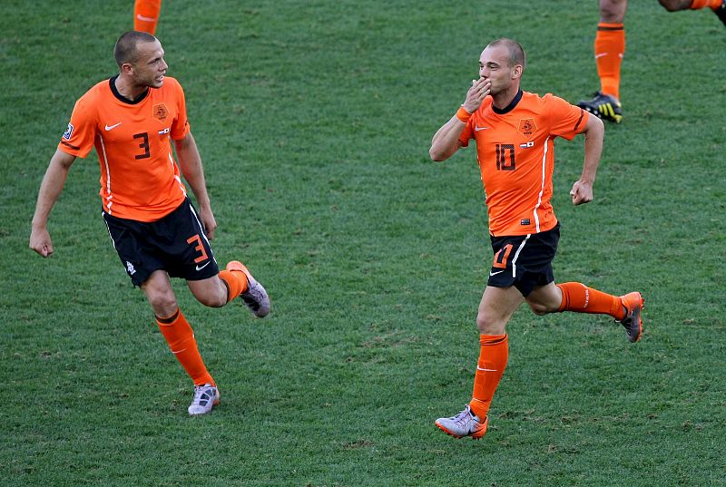 Wesley Sneijder (d) celebra junto a John Heitinga (i) el 1-0.