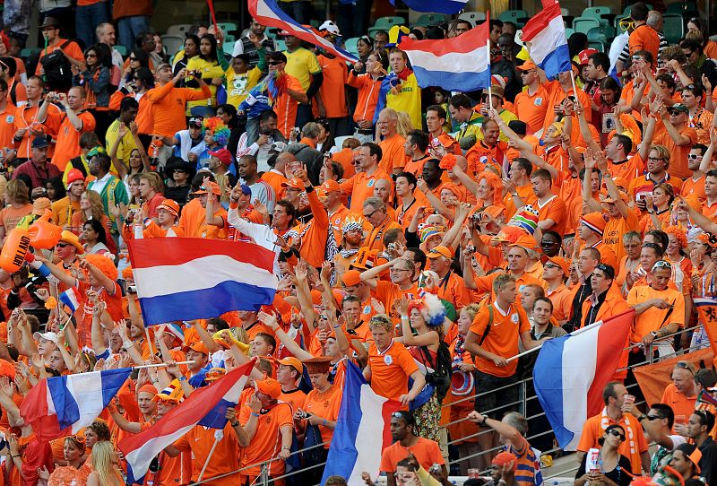 Unos aficionados holandeses celebran la victoria de su selección por 1-0 tras el partido Holanda-Japón ,del grupo E del Mundial de Fútbol de Sudáfrica 2010.