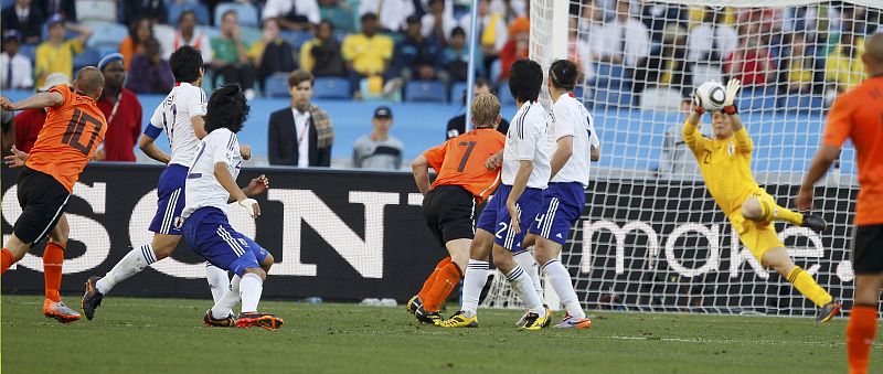 Sneijder en el momento del disparo a gol.