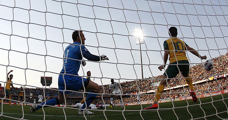 Kewell protagonizaba el momento clave del partido al parar con la mano un tiro de Mensah