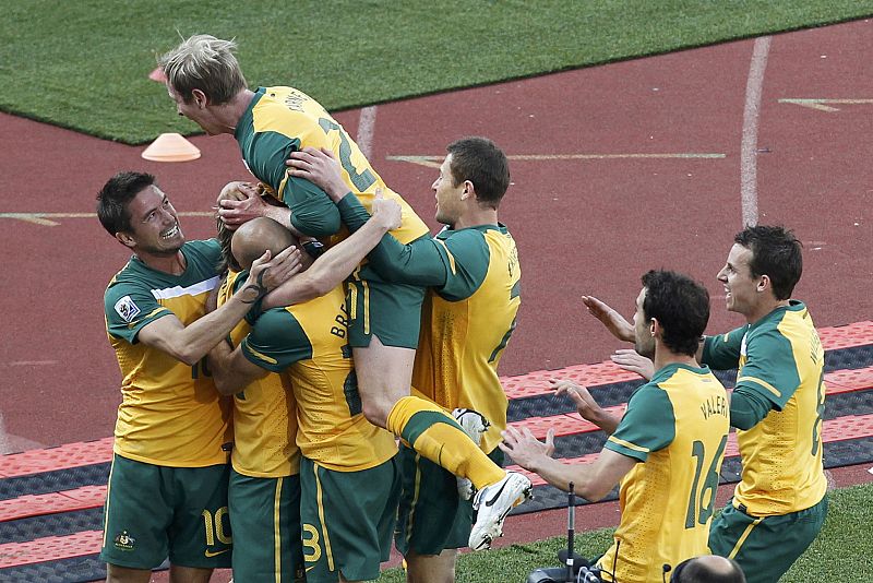 Los jugadores australianos celebran el primer gol del partido.