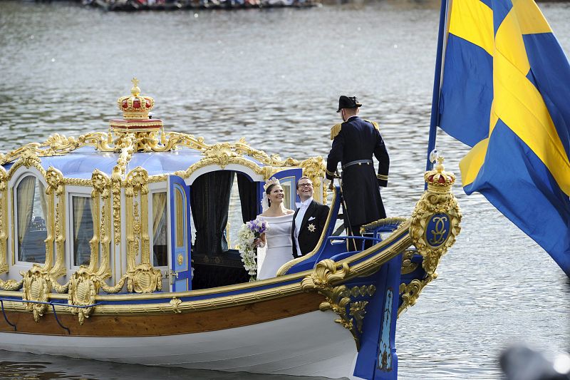 La princesa heredera Victoria de Suecia y el príncipe Daniel, duque de Västergötland, sonríen a bordo de la falúa real, "Vasaorden", que les conducirá al Palacio Real de Estocolmo para el banquete nupcial.