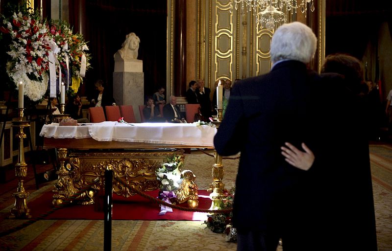 LISBOA VELA LOS RESTOS DE SARAMAGO EN EL SALÓN DE HONOR DE SU AYUNTAMIENTO