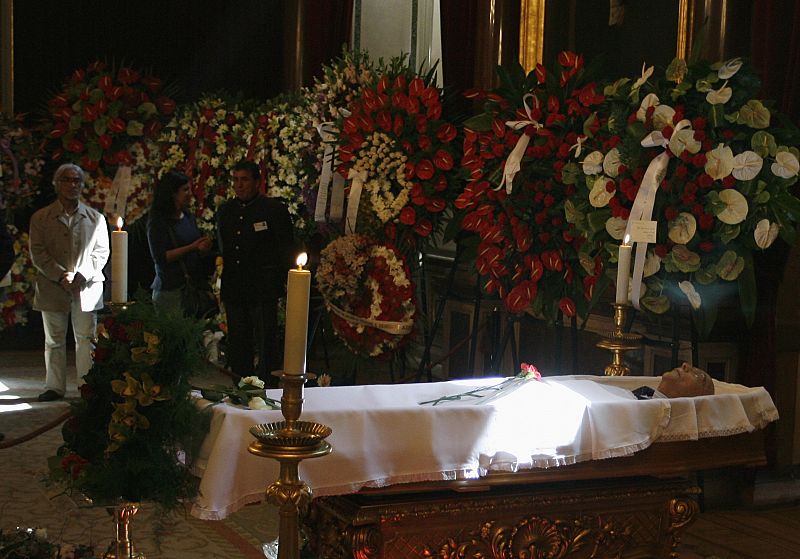 The body of Portuguese Nobel literature laureate Jose Saramago is seen inside a coffin during his wake at Lisbon City Hall