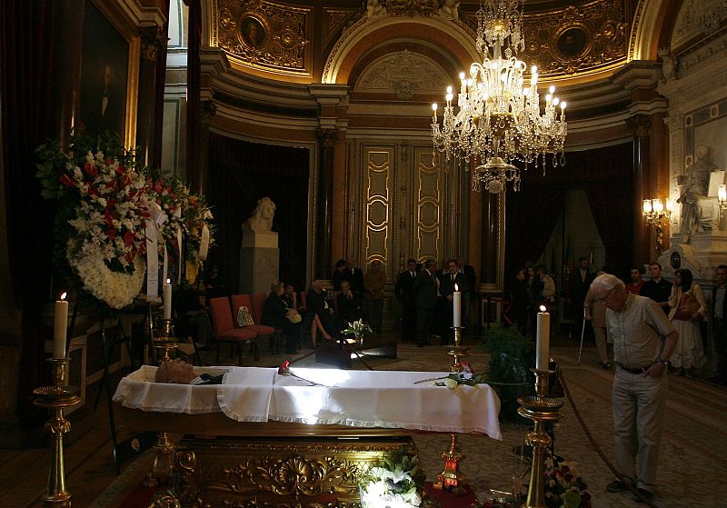 The body of Portuguese Nobel literature laureate Jose Saramago lies in a coffin during his wake at Lisbon City Hall