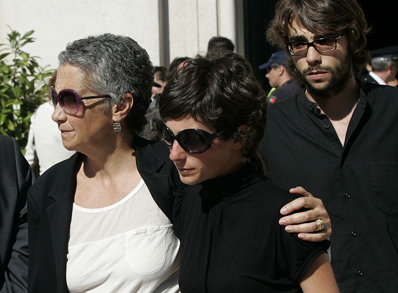 Violante Saramago, daughter of Portuguese Nobel literature laureate Jose Saramago, walks with relatives during his wake at Lisbon City Hall