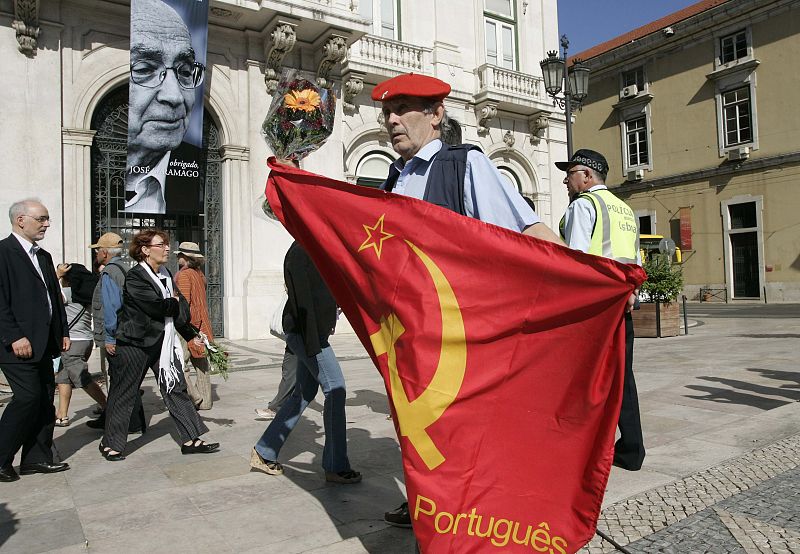 A communist supporter pays respects to Portuguese Nobel literature laureate Jose Saramago during his wake at Lisbon City Hall