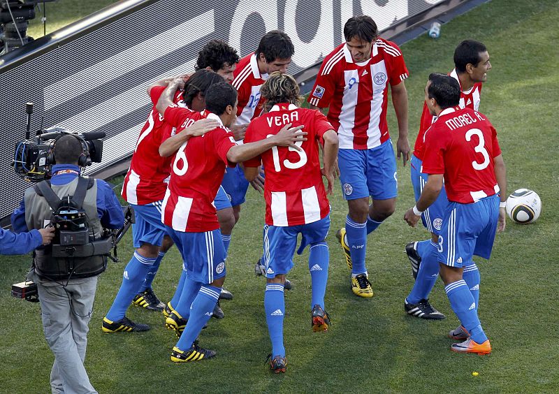 Los jugadores de Paraguay celebran el segundo gol que sentenció el partido disputado en Bloemfontein.