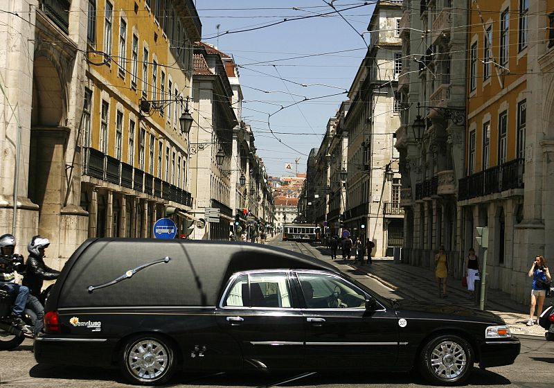 A hearse carrying Portuguese Nobel literature laureate Jose Saramago heads to the Alto de Sao Joao cemetery in Lisbon