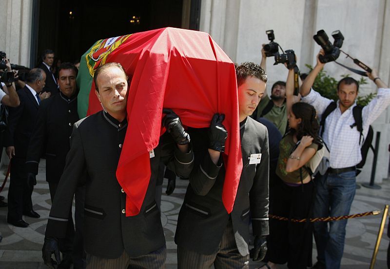 The coffin of Portuguese Nobel literature laureate Jose Saramago leaves Lisbon City Hall for the Alto de Sao Joao cemetery in Lisbon