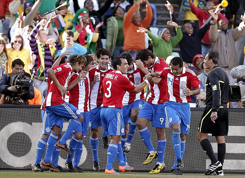 Los jugadores paraguayos celebran el segundo gol de su equipo de Cristian Riveros.