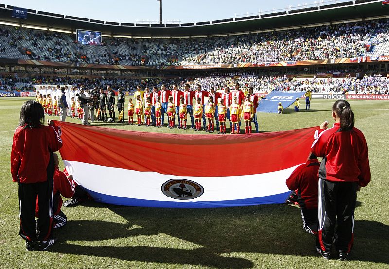 Las selecciones de Eslovaquia y Paraguay escuchan los himnos de sus paises en el Free State de Bloemfontein