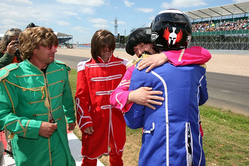 Jorge Lorenzo ha contado con la ayuda de su equipo para su nueva celebración.