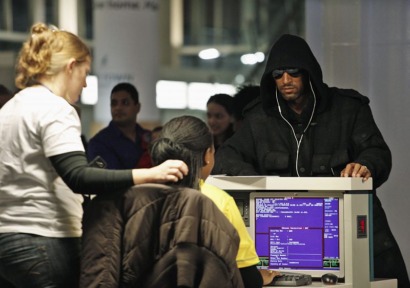 Anelka se apresta para tomar el vuelo Ciudad del Cabo-Londres.