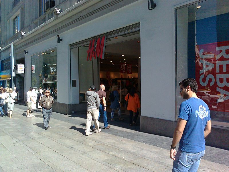 Gente entrando en una tienda de la Gran Vía de Madrid el primer día de rebajas