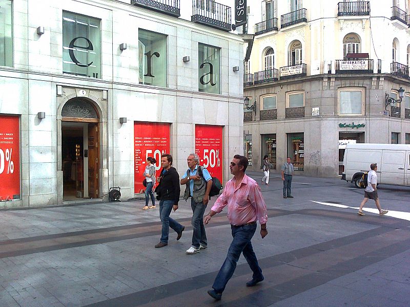 Los carteles de rebajas inundan las calles de Madrid