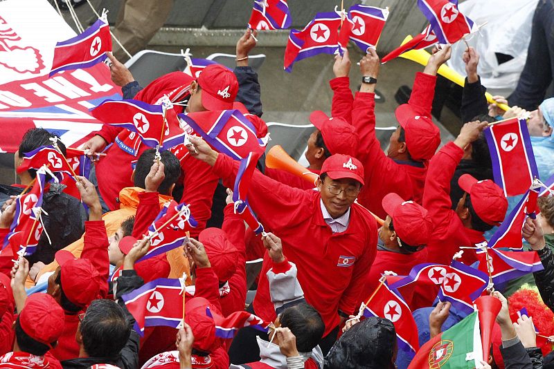 Los aficionados coreanos animan a su selección, ¿o son chinos contratados?