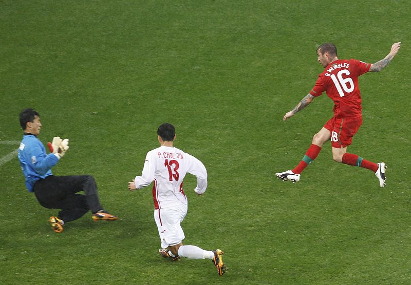 Momento en que Meireles bate al portero coreano en el primer gol.