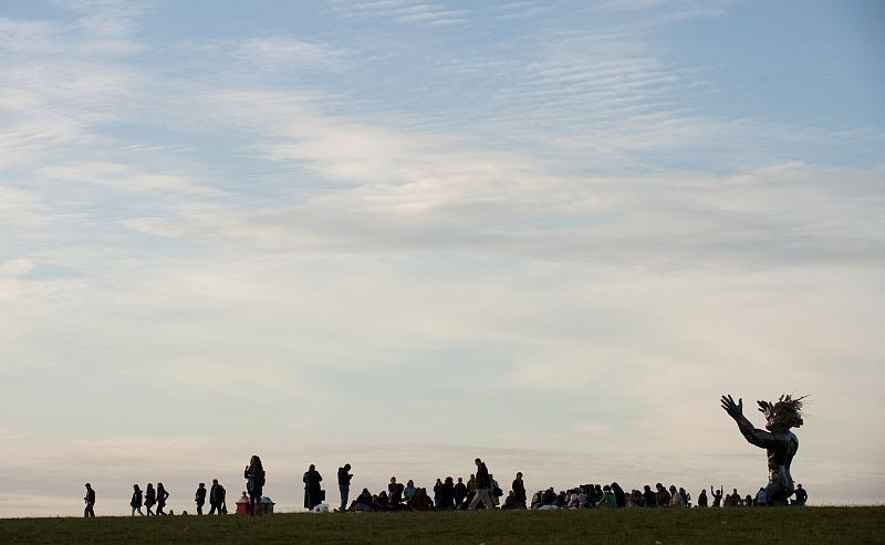 Vista de Stonehenge con una estatua que recuerda a los druidas