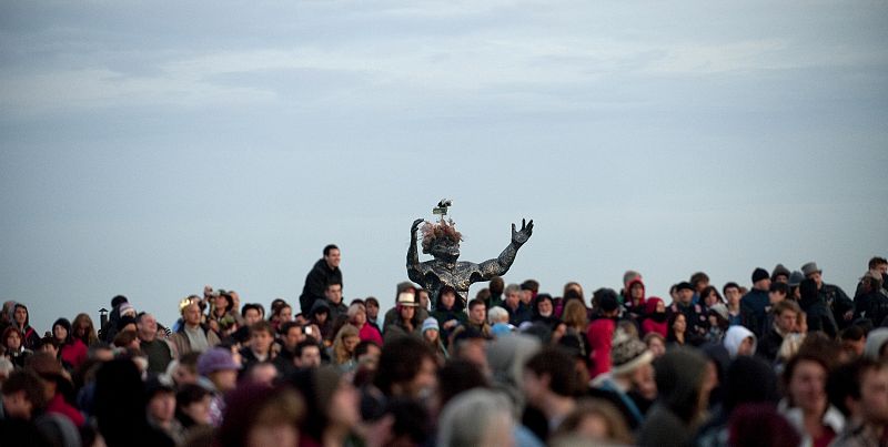 Miles de personas han recibido el Sol en el monumento y junto a las estatuas que recuerdan a los tradicionales druidas