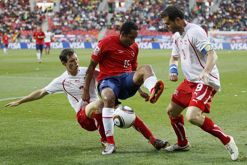Switzerland's Frei and Lichtsteiner tackle Chile's Beausejour during a 2010 World Cup Group H match in Port Elizabeth
