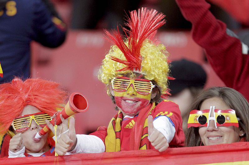 Aficionados españoles en las gradas del Ellis Park de Johannesburgo, donde España y Honduras jugarán hoy en partido correspondiente a la tercera jornada del grupo H del Mundial de Sudáfrica 2010.